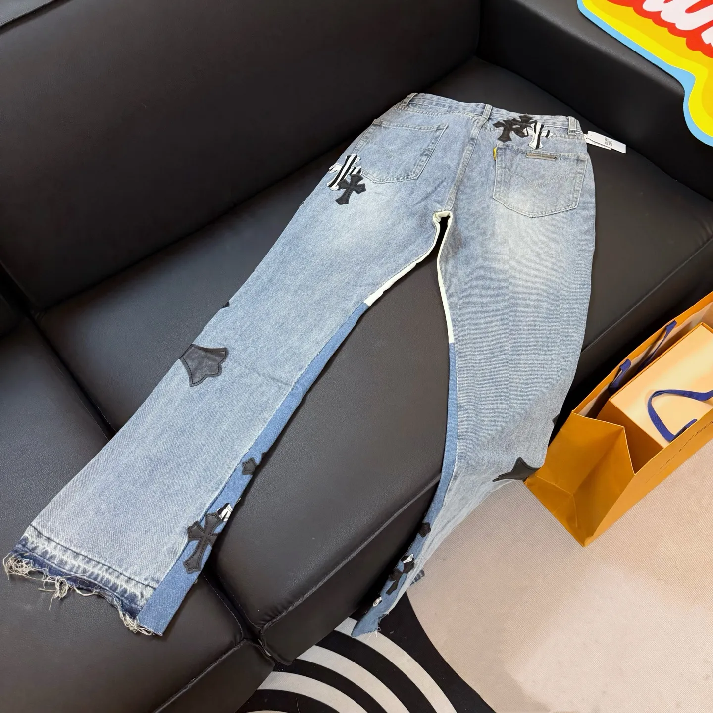 P300 model number: D333 GALLERY DEPT & Chrome hearts. Spliced cow leather cross loose washed flared jeans, which truly restores the ultimate vintage texture. The original hardware accessories, washed and other elevators, and the QR code analysis are all purchased from the original factory, with a high degree of restoration. You are welcome to compare the products at will ~ Three-dimensional version, loose and comfortable, not picky about the figure, appear taller and slimmer, factory Seiko, original factory quality control, same style for men and women, can be matched with couples, versatile recommendation Jeans that are a must-have for all seasons. Trendy people have been disappointed. From the quality selection of fabrics, the tailoring of details, and the matching of patterns, they are all impeccable! The upper body is so handsome when worn...it can be easily worn by men, women and children! The craftsmanship is made of heavy-duty washed pure cotton denim fabric. After washing, it is soft and thick. It is very stylish when worn. Size: 28, 30, 32, 34, 36 (S-XXL) Color: Stitching Size reference # 28 trouser length 100 waist 72 30 trouser length 102 waist 76 32 trouser length 104 waist 80 34 trouser length 106 waist 84 36 pants length 108 waist circumference 88